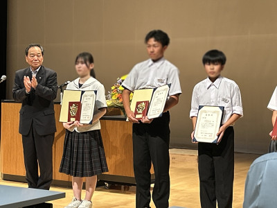 3人